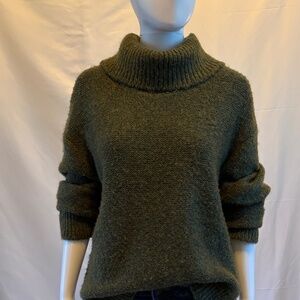Banana Republic Boucle Cowl Neck Sweater in Deep Green, Size M